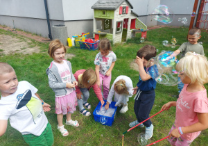 Dzieci puszczają bańki mydlane